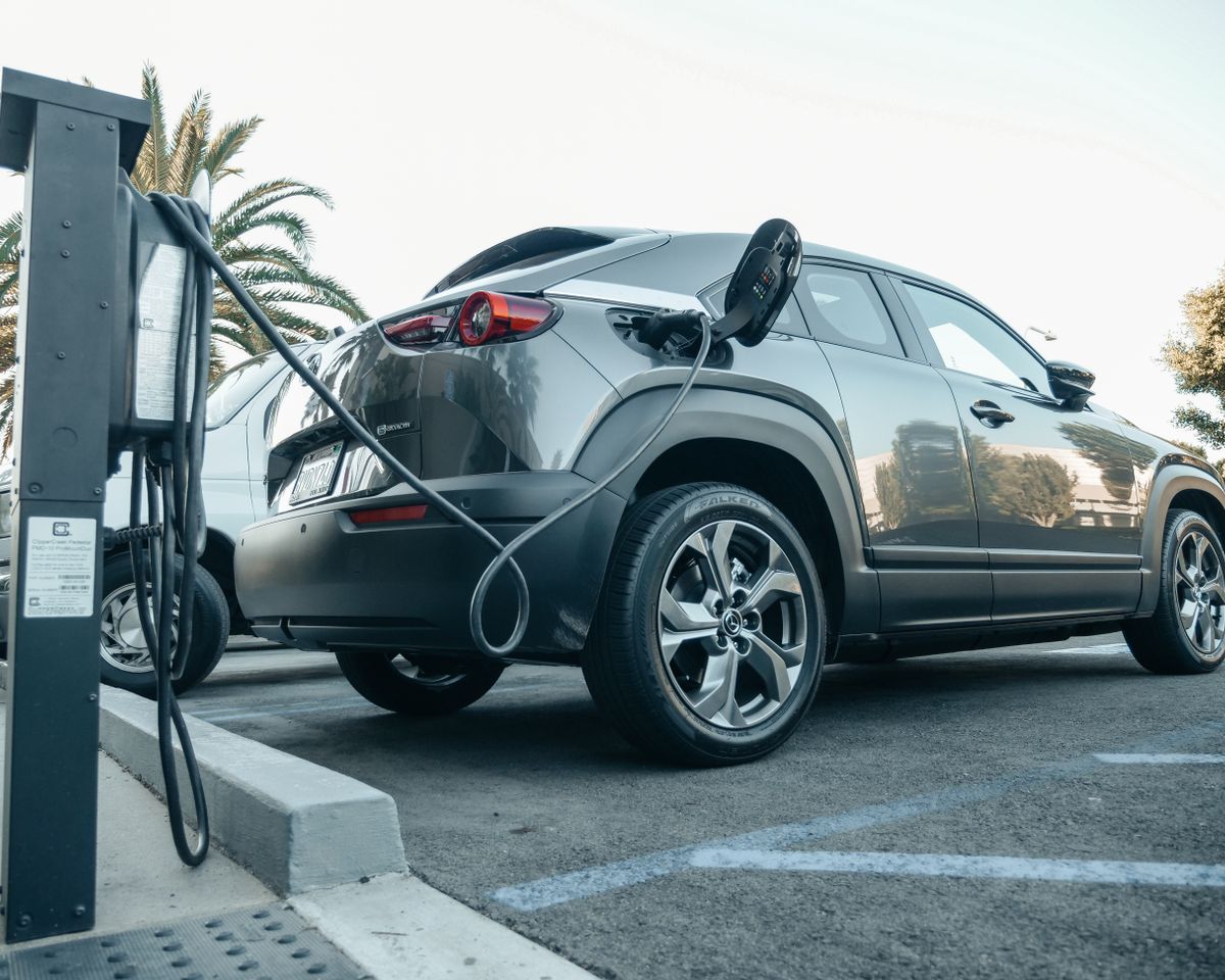 Vehículo híbrido enchufable (PHEV) conectado a un cargador